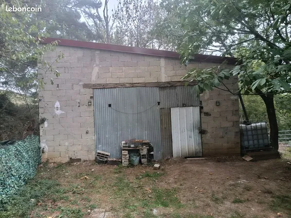 Terrain et hangar
