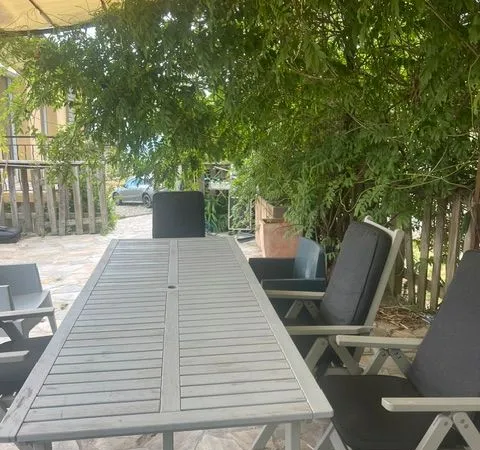 Location d une chambre avec salle bain privative dans une maison individuelle avec piscine et terras