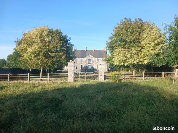 À vendre - Demeure de caractère avec tourelles, 250 m² de charme et de potentiel sur 2 600 m² de ter