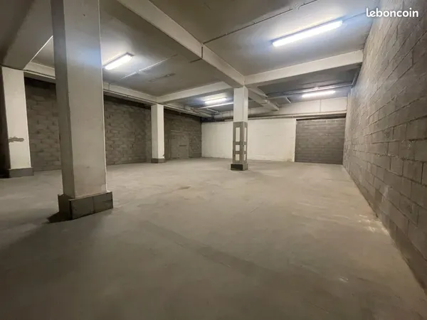COLMAR/ Local de stockage de 150m2 avec rampe d'accès