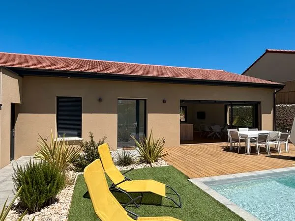 Maison récente de plain-pied, piscine et jardin paysagé