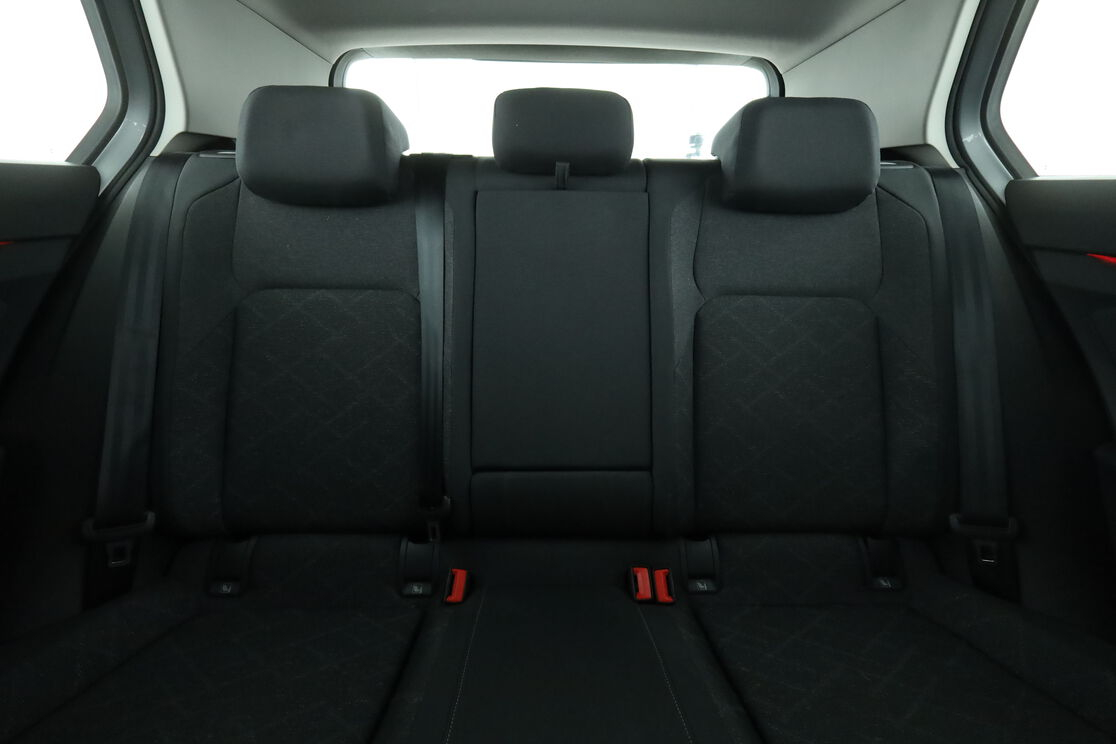 Volkswagen Golf VIII 1.0 eTSI DSG7 — photo 14