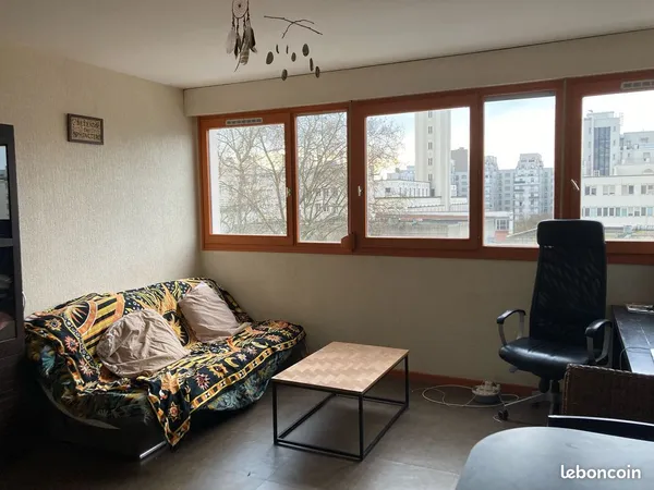 750 euros CC lumineux studio meublé 32m2 Villeurbanne Gratte-Ciel