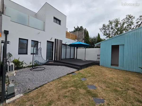 Coloration etudiante Nieul-sur-Mer maison meublée deux chambres avec jardinet et terrasse