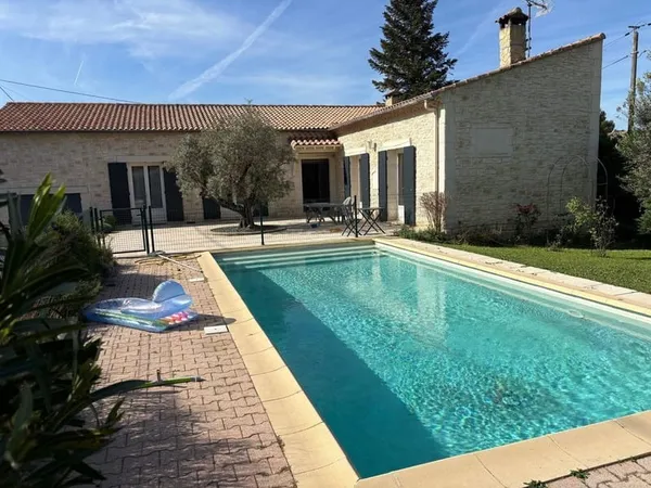 Villa de plain pied avec 5 chambres et une piscine sans vis à vis et au calme.