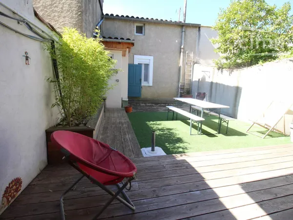 A vendre maison de village rénovée avec terrasse et cour