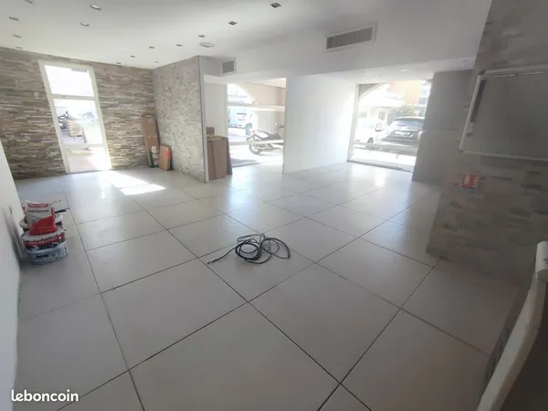 Local commercial 86m2 avec 3 parkings
