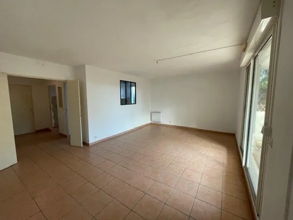 TRES BEAU APPARTEMENT DE TYPE 2 SUR LES HAUTEURS DE CHATEAU GOMBERT