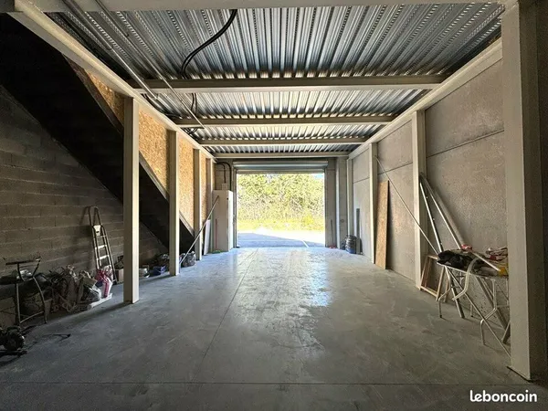 ENTREPOT - LOGISTIQUE 224 m² MONTAUROUX