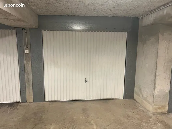 Garage fermé en sous-sol