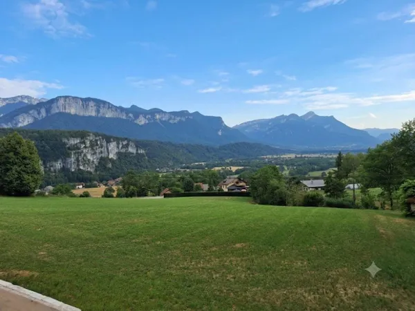Maison meublée T3 duplex de 77 m2 habitable avec 2 chambres sur la commune de St Christophe La Grott