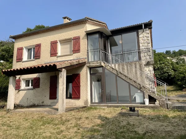Maison comprenant deux logements sur 3054 m2 de terrain SAIN