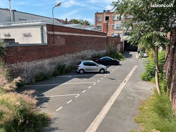 Place de parking sécurisée dans cour