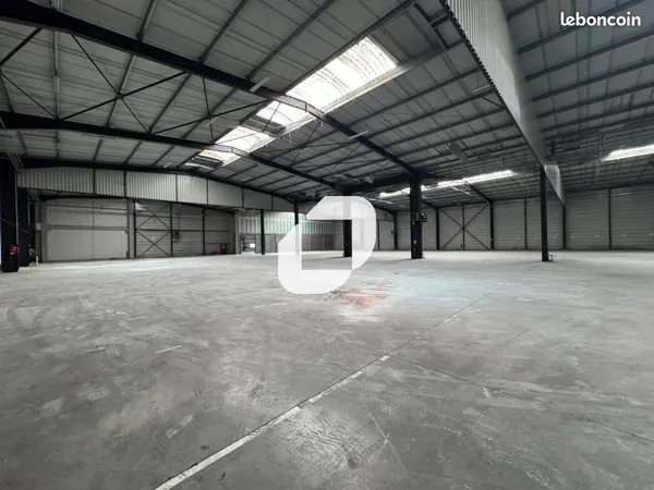 Local logistique 4 974 m²