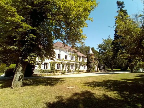 Domaine d'exception - Château de caractère avec activité économique structurée