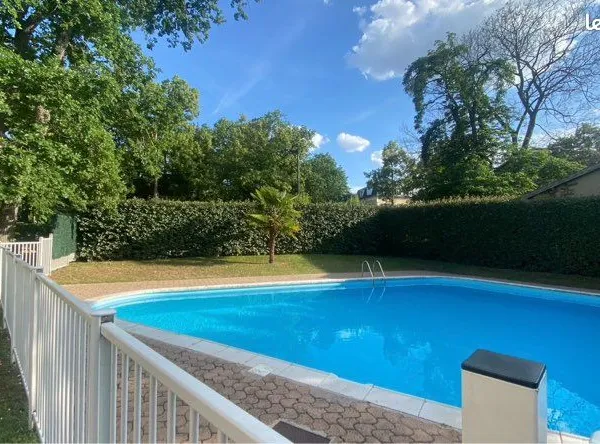 Location rez de jardin 2 pièces avec jardin côté parc