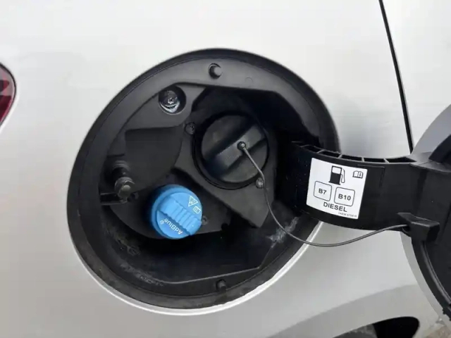 Renault Clio blue dci 85 — photo 15