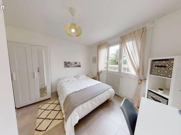 Chambre 6 pièces 84 m²