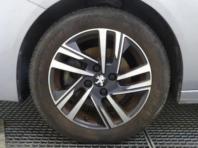 Peugeot 208 1.5 bluehdi 100ch s&amp;s active pack — photo 9