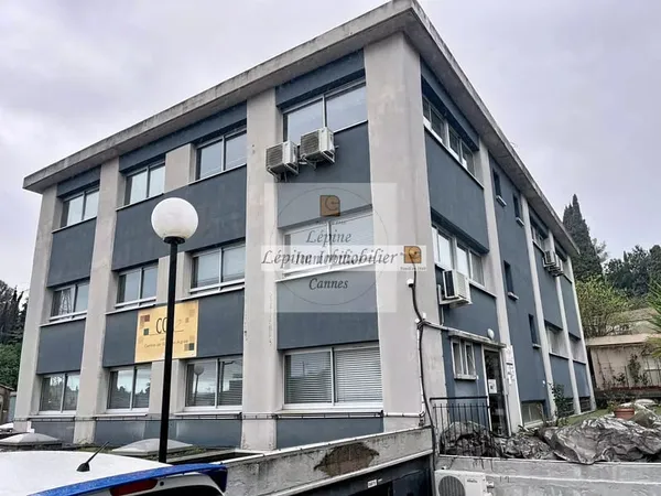 MOUGINS - CHEMIN DES CAMPELIÈRES - BUREAUX 100 M² - 3 PARKINGS