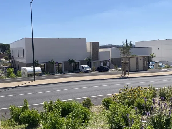 Cuers : Murs commerciaux avec terrasse et parking