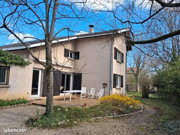 Maison 150m² (+56m² combles aménageables) à proximité gare et établissements scolaires, DPE: C, Terr
