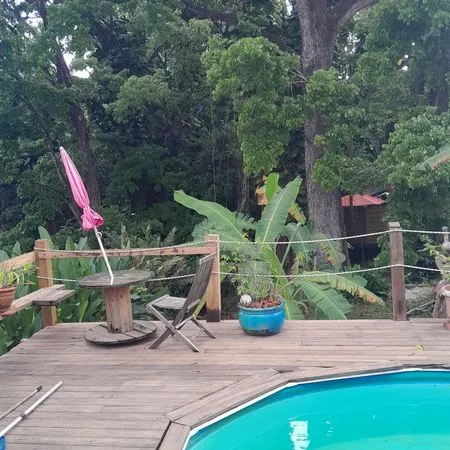 Loue grande chambre climatisée dans villa avec piscine et jardin à petit bourg