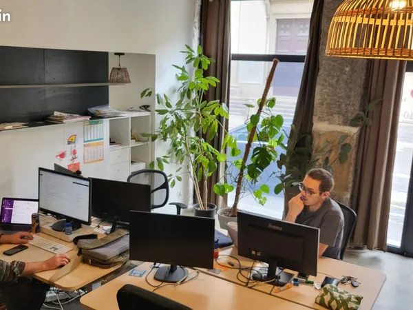 Poste de travail dans coworking sympathique