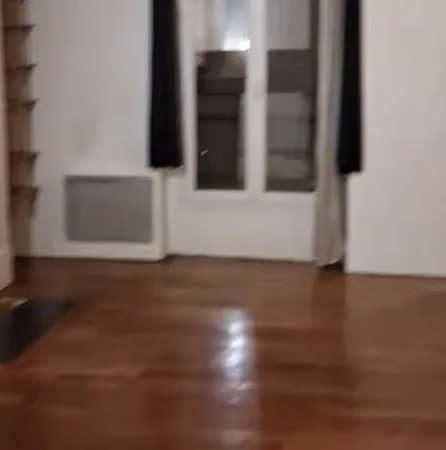 LOCATION DEUX PIECES RUE D'ORSEL (PIETONNE) au pied de montmartre