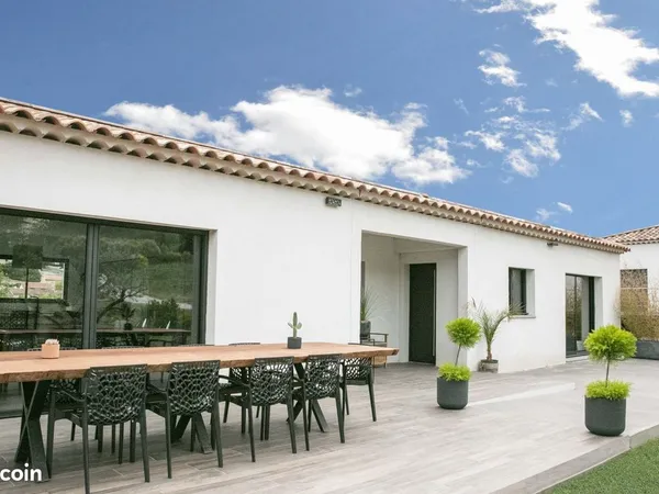 Située dans un environnement calme et résidentiel, cette maison de plain-pied offre un cadre de vie