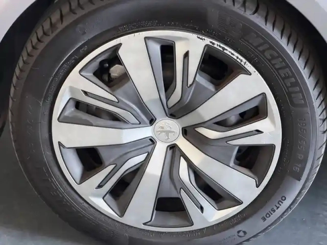 Peugeot 208 puretech 100 s&amp;s bvm6 — photo 8