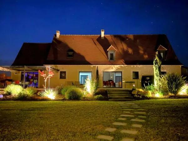 Dans un beau village en situation dominante, maison contempo