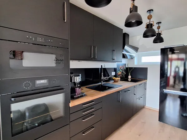 Maison 4 chambres et un bureau avec cour et jardin