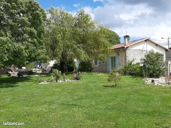 # Maison de caractère en pierres — Saint Coutant (16) ### 121 m² habitables · Plain-pied · Terrain d
