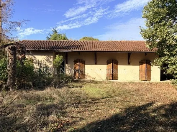 Ladaux, Maison à rénover d'environ 145m² avec Garage.