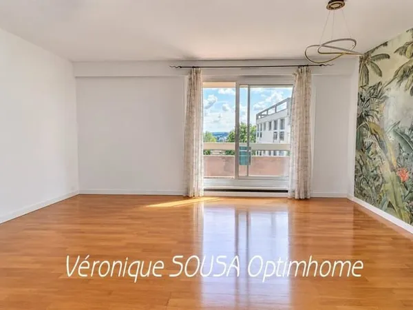 Appartement lumineux dans un environnement résidentiel