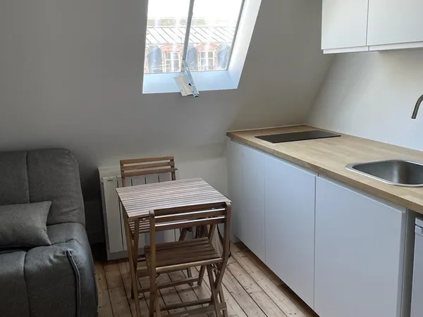 Loue studio meublé de 9,3m² (13,4m² au sol) situé rue de Milan - Paris 9ème