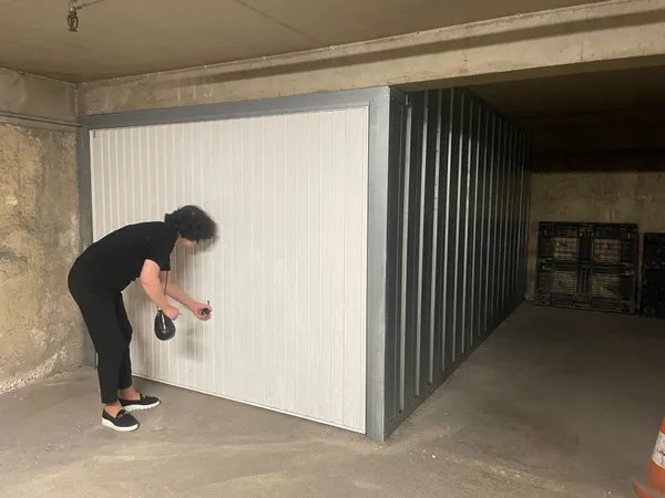 Box fermé à louer dans parking privé . Trocadero Paris 16è