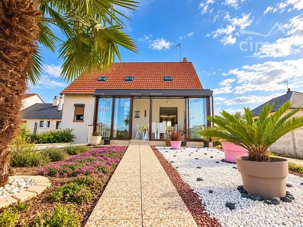 VINEUIL – Maison familiale avec véranda, sous-sol et commerces à pied