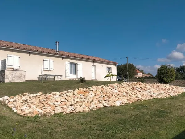 Maison moderne de plan-pied avec piscine
