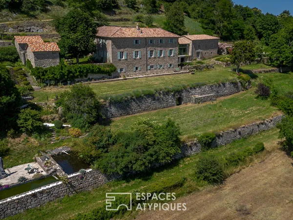 Propriété historique avec salle de concert et vue panoramique sur l'Ardèche