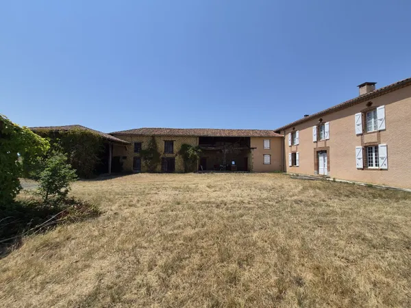 À vendre, proche Trie-sur-Baïse (Hautes-Pyrénées): maison gasconne avec grange, terrasse, porcherie,
