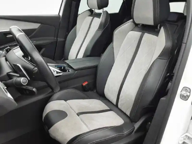 Peugeot 3008 hybrid4 300 e-eat8 — photo 11