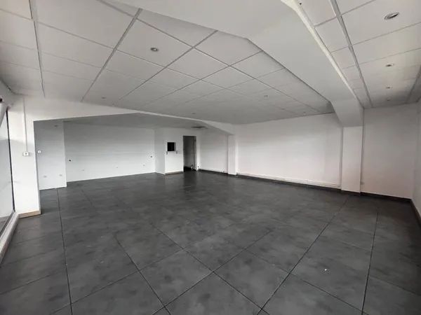 Local commercial 1 pièce 92 m²
