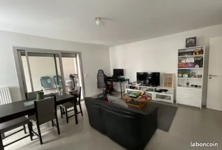 BORDEAUX - CHARTRONS / BASSINS À FLOT - T2 46,5 m² - LOGGIA 12 m² - PISCINE - PARKING COUVERT SÉCURI
