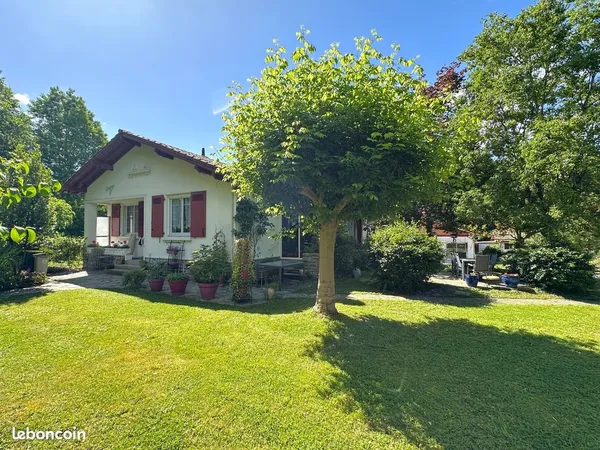 Itxassou belle maison familiale 182m2 4 chambres, véranda, sous sol, garage, jardin, proche écoles g