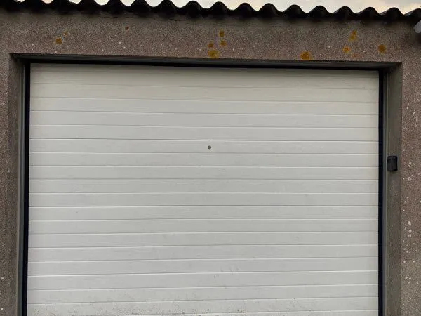 Garage fermé, porte motorisée
