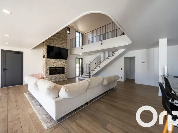 Maison 5 pièces 230 m²