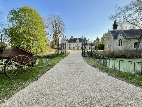Château du XVe siècle avec douves, dépendances et parc - Sa