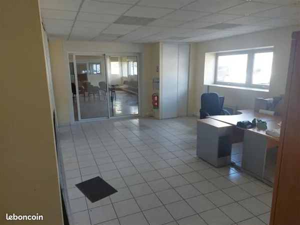 Bureaux professionnels 138 m² - Parking - Site clos - Villiers-sur-Loir